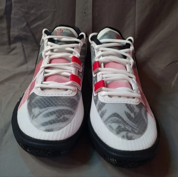 Nike Kyrie 8 - Picture 2 of 5